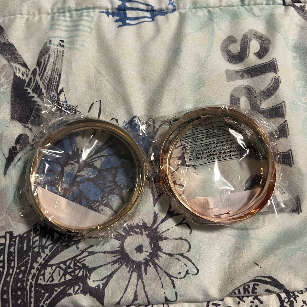 2 pairs of earrings